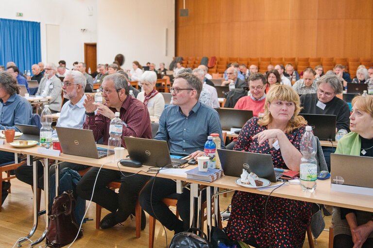 Druhý den na synodu: hospodářská témata i otázky budoucnosti církve